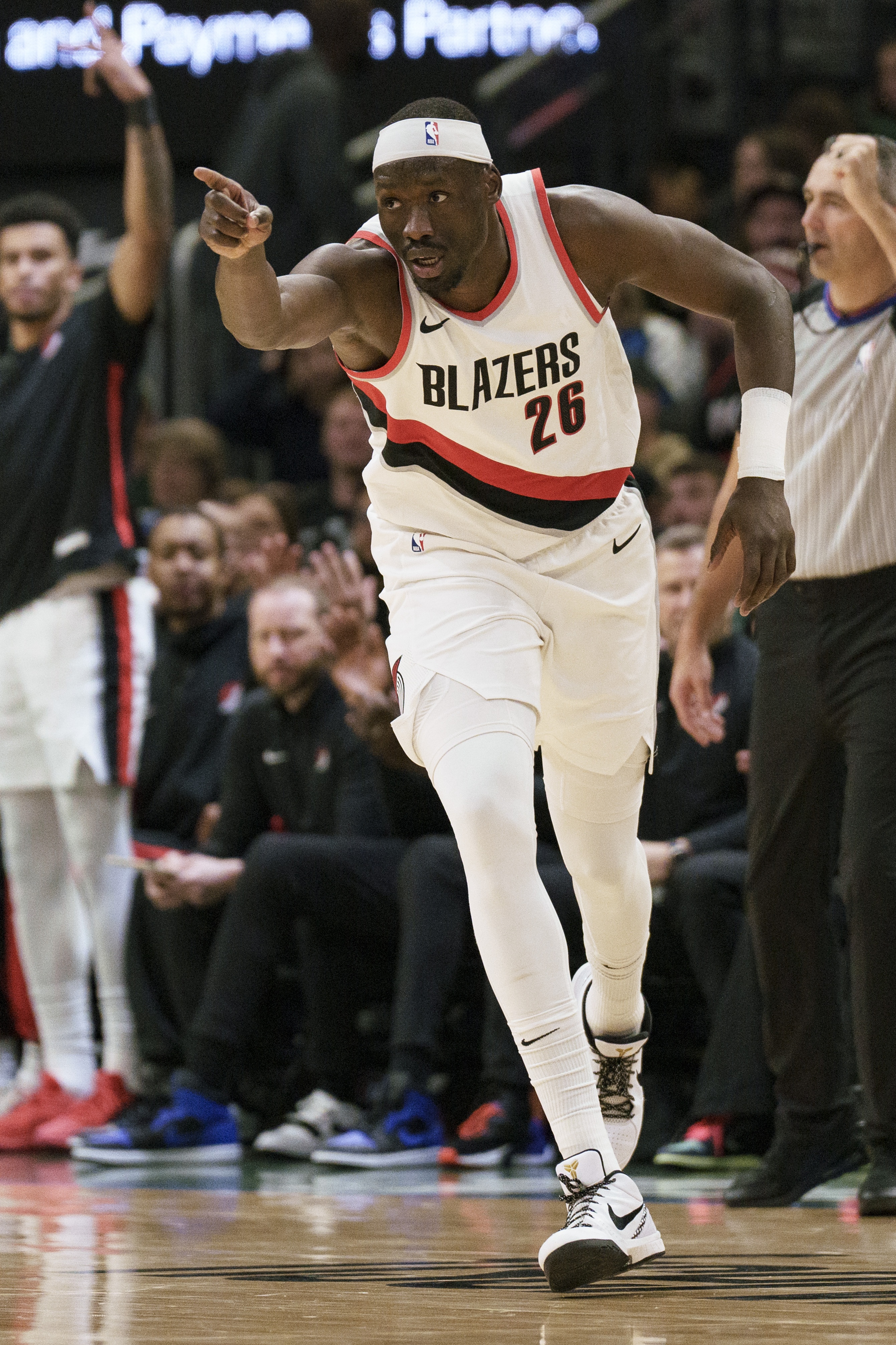 CBA名宿!里斯上半场三分4中3 11分钟砍下11分5篮板